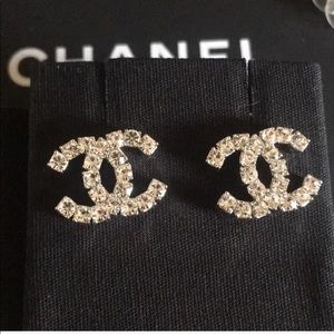 Chanel Authentic earrings comes with box